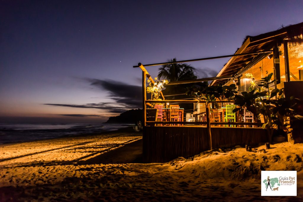 parte de fora do restaurante à beira-mar durante à noite