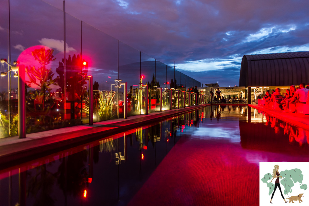 piscina com luzes vermelhas na cobertura ao entardecer