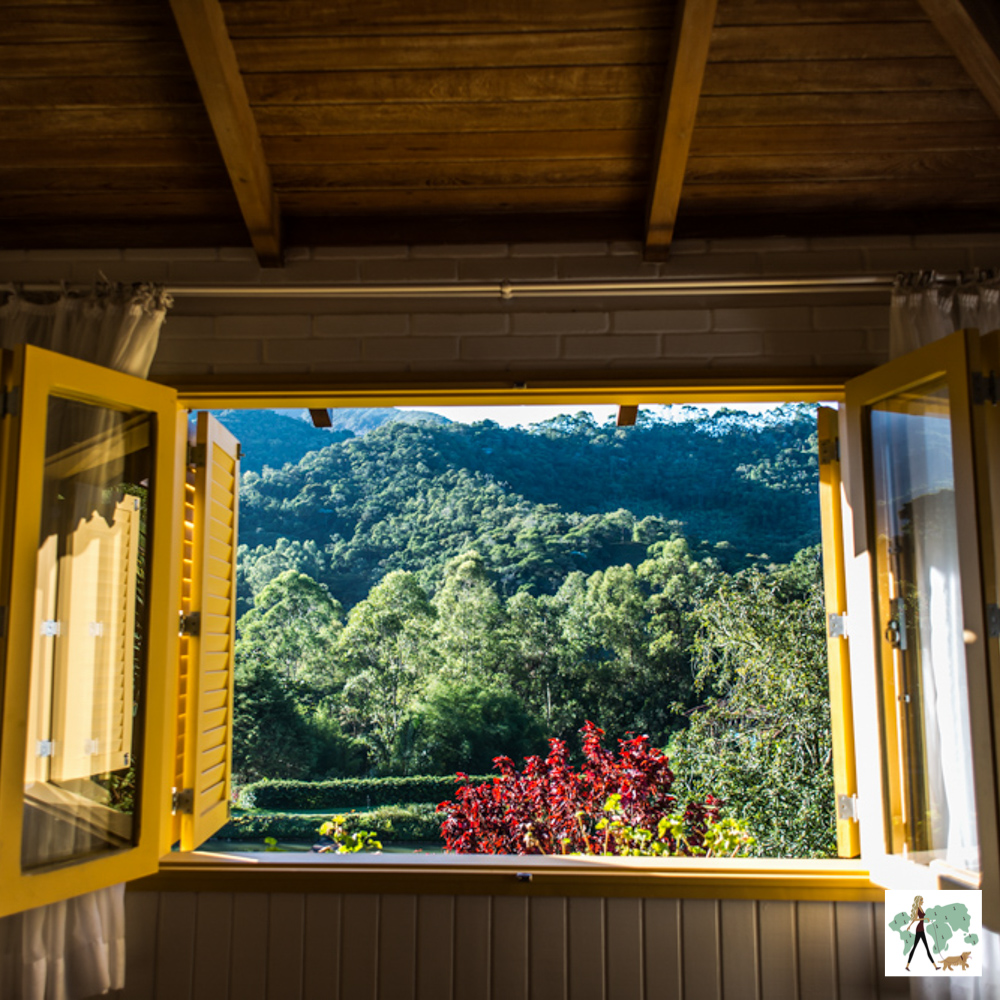 janela aberta com vista para as montanhas 