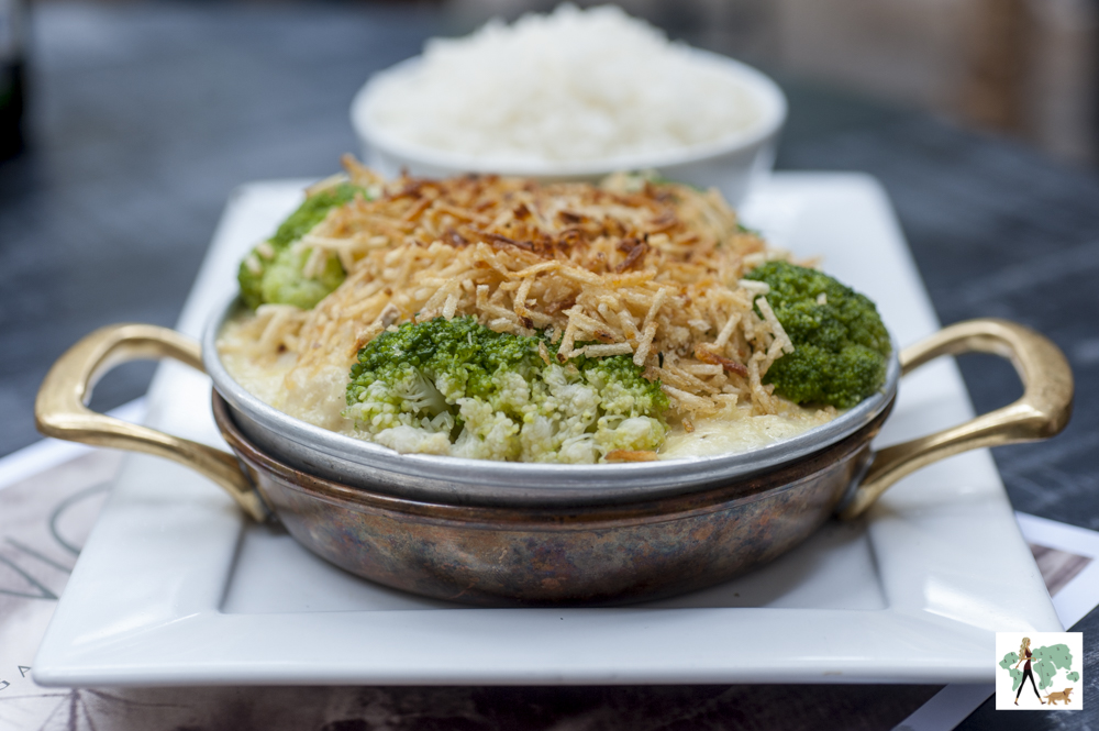 prato de comida com arroz, batata palha, brócolis