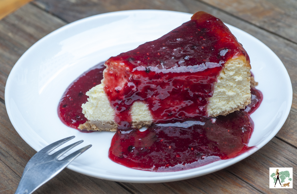 Quintal Animal tem café pet friendly, playground e banho para os pets cheesecake de frutas vermelhas