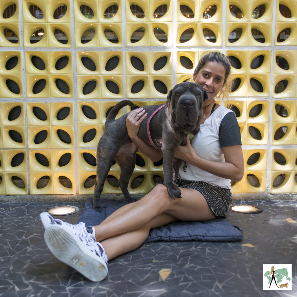 Lanchonete da Cidade dos Jardins é pet friendly cachorro e mulher sentados