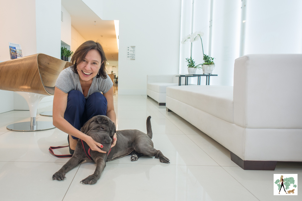 Best Western Premier Arpoador é pet friendly cachorro e mulher brincando