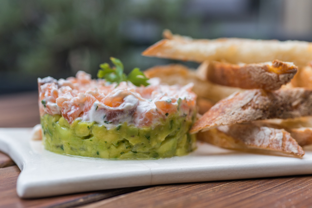 tartar de salmão com pães