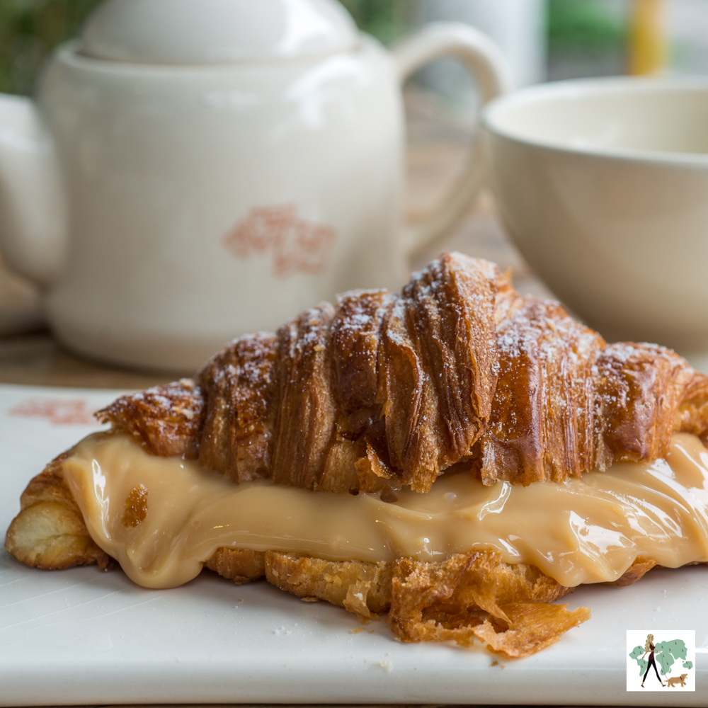 Le Pain Quotidien Vila Madalena é pet friendly croissant recheado de doce de leite