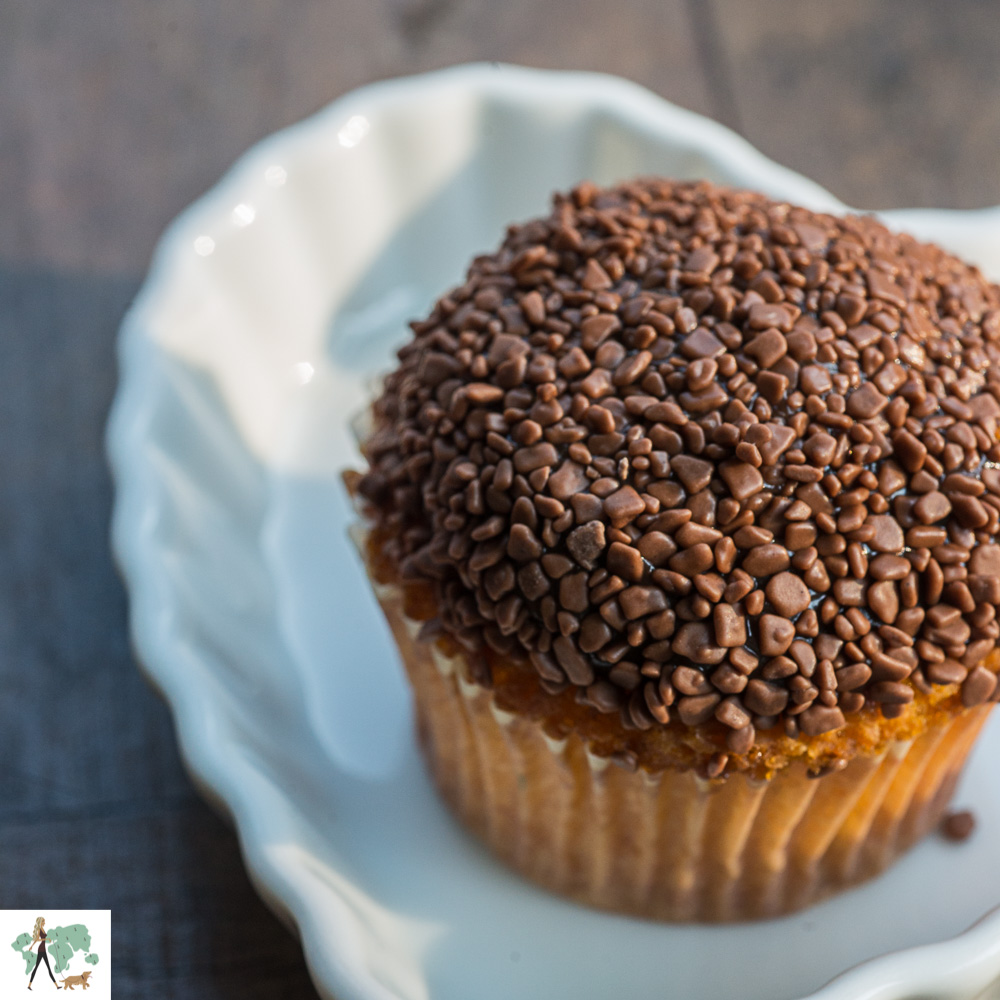As Claras Empório é pet friendly bolinho de cenoura com cobertura de chocolate