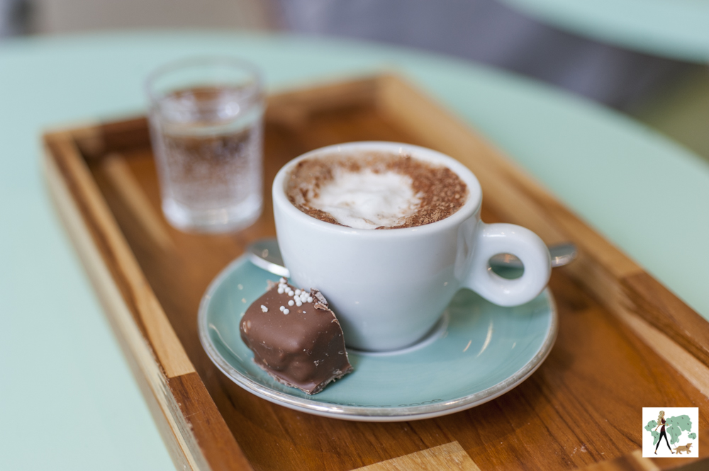 Sucrier é pet friendly chocolate quente em xícara com docinho