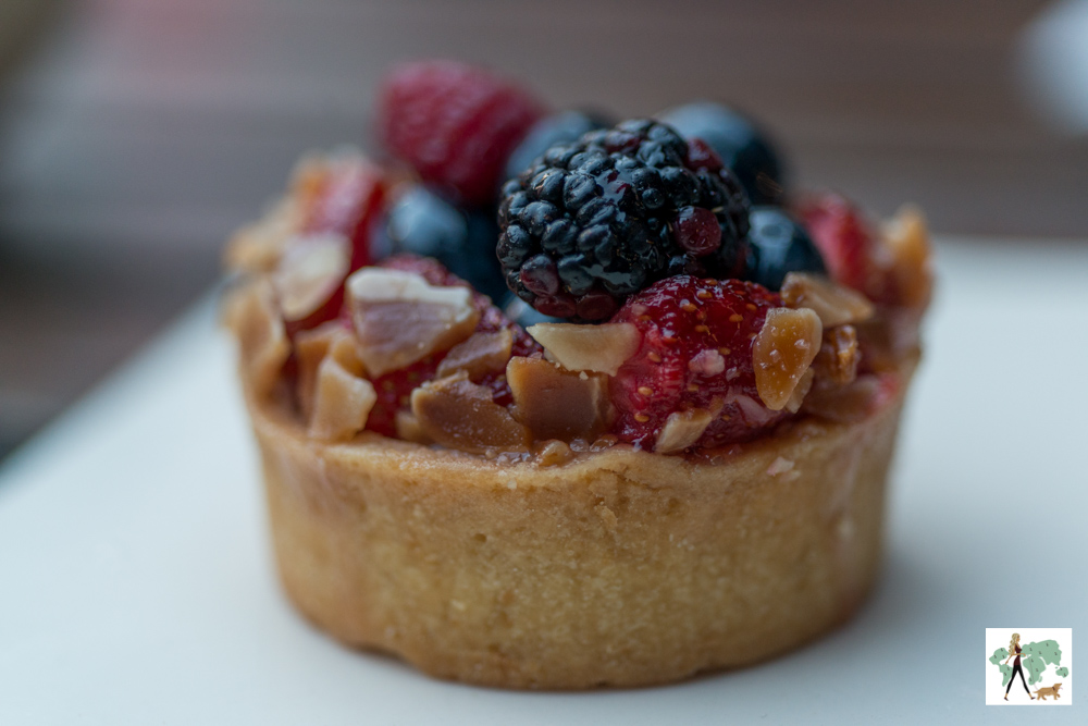Le Pain Quotidien Jardins é pet friendly tortinha de frutas vermelhas