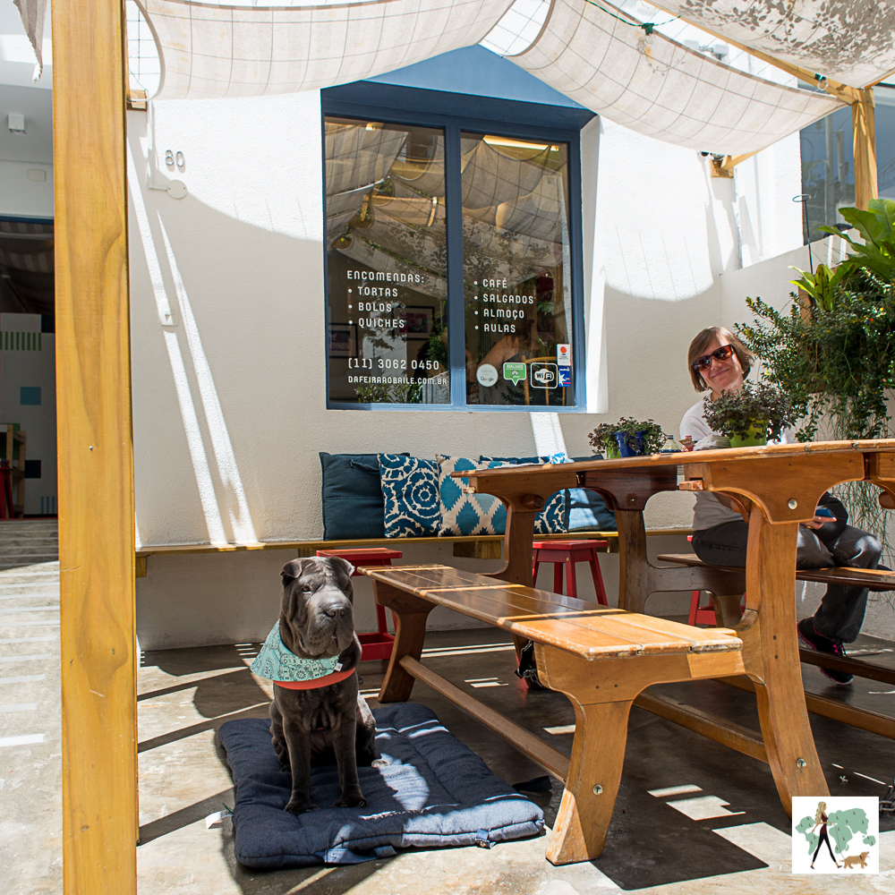 Da Feira ao Baile é pet friendly cachorro na varanda de restaurante