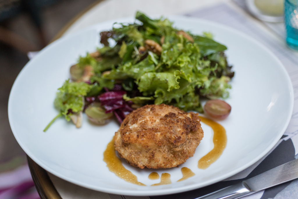 salada de folhas verdes e queijo de Saint Marcellin empanado