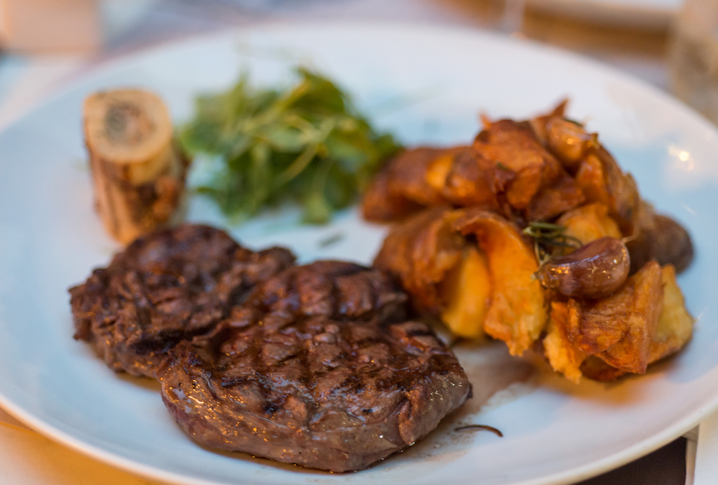 Bistrot de Paris é pet friendly carne com batatas