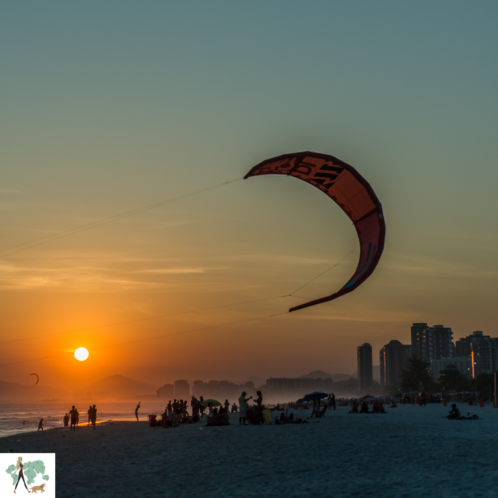 K08 Surf Club é pet friendly pôr do sol na praia