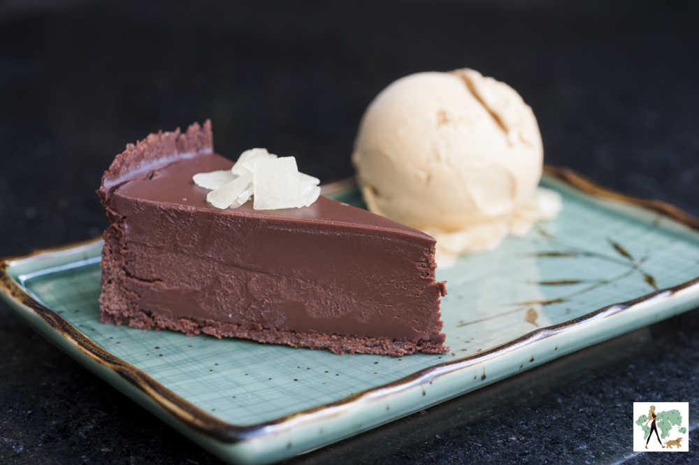 Tatá Sushi no Itaim é pet friendly torta de chocolate e sorvete de creme