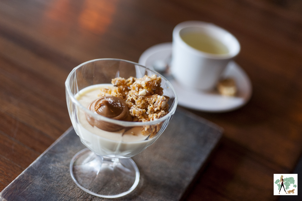 Nino Cucina & Vino é pet friendly pannacotta e chá ao fundo