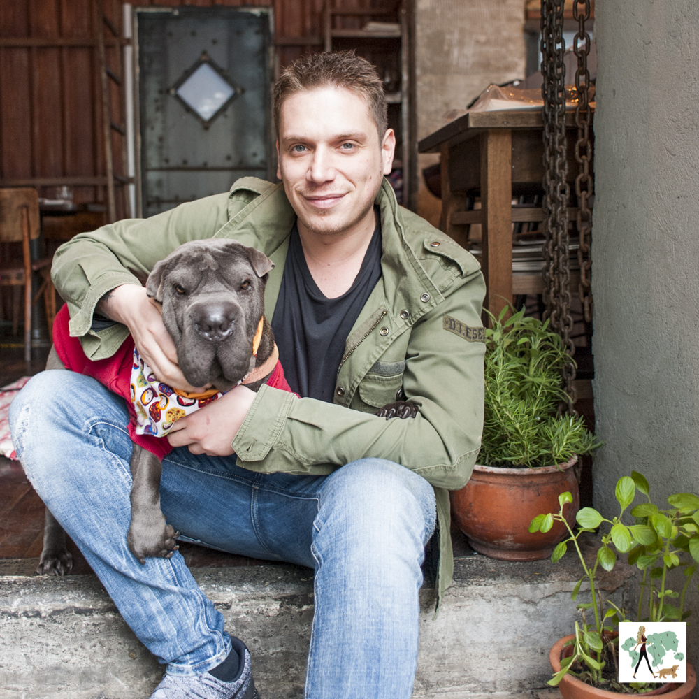 Nino Cucina & Vino é pet friendly homem com cachorro nos braços