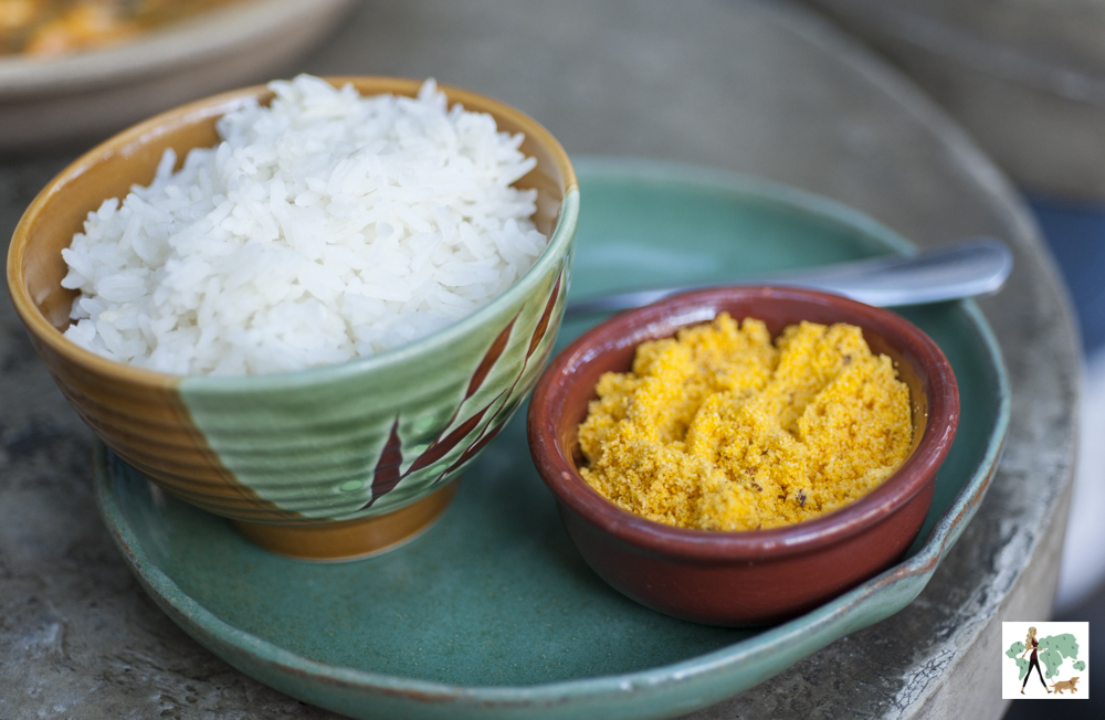 porção de arroz e farofa