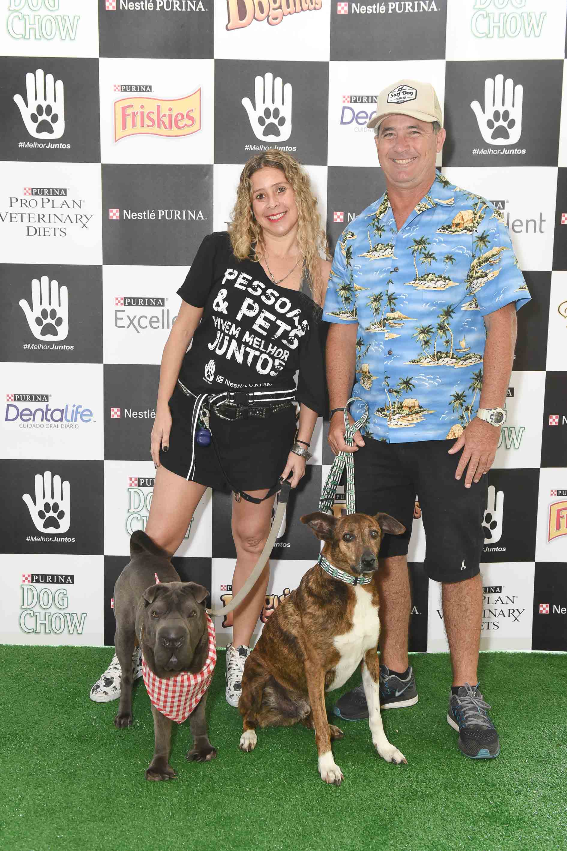 mulher ao lado de homem com cachorros na guia