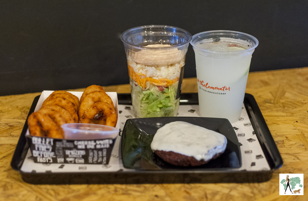 Tag Burger é pet friendly salada no copo, falafel, onion rings e The Lemanator