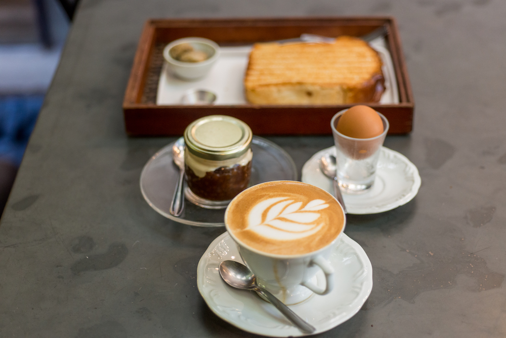 Coffe Lab é pet friendly capuccino, ovo e pão