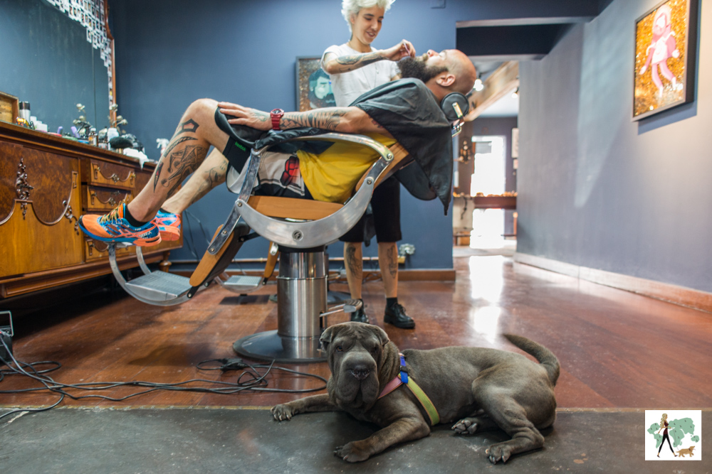 homem fazendo barba com cachorro deitado ao lado