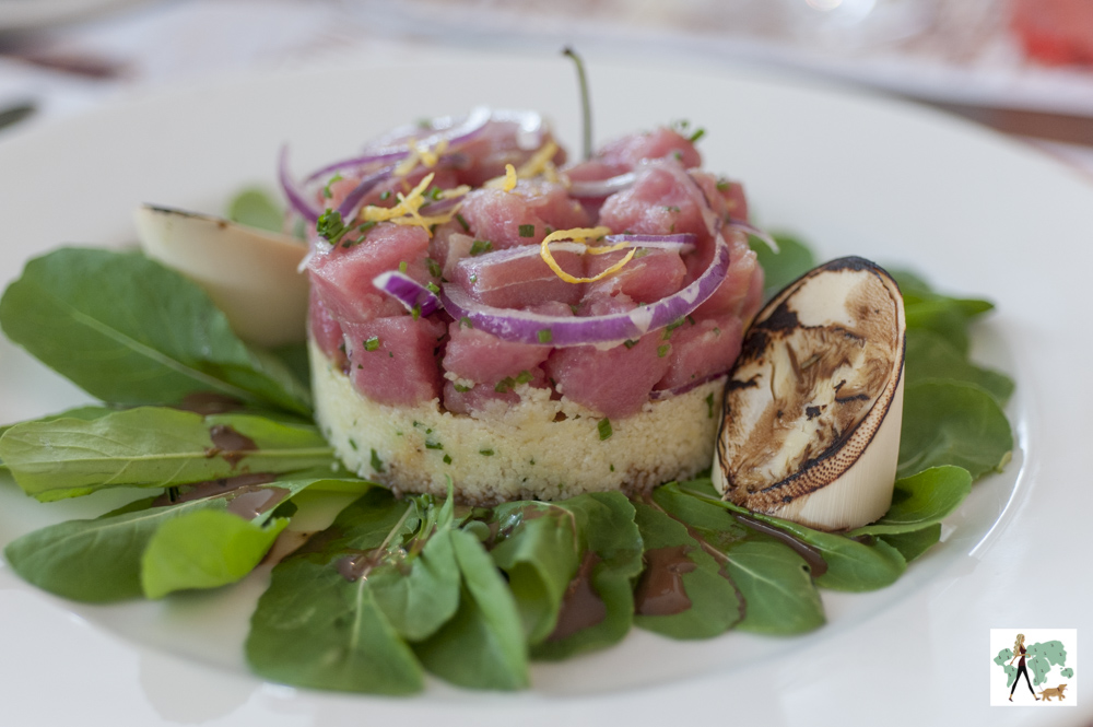 Paris 6 do Jardim Pamplona é pet friendly tartar de atum com cuscus e salada de rúcula
