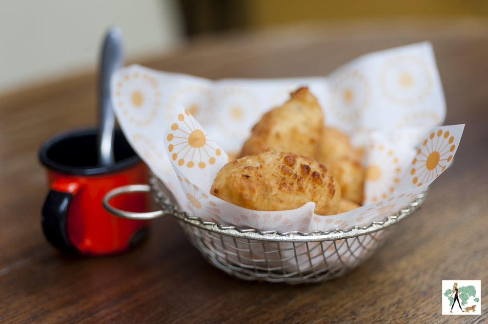 Restaurante Maracujá nos Jardins é pet friendly porção de bolinho de arroz em cestinha