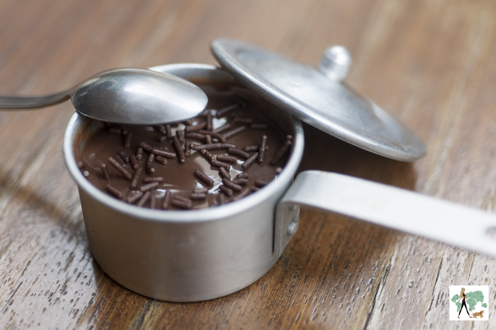 brigadeiro de colher servido na panelinha
