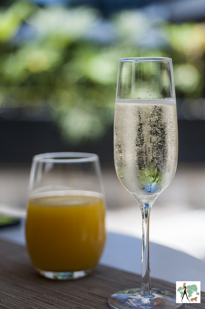 cálice de espumante e copo com suco de laranja