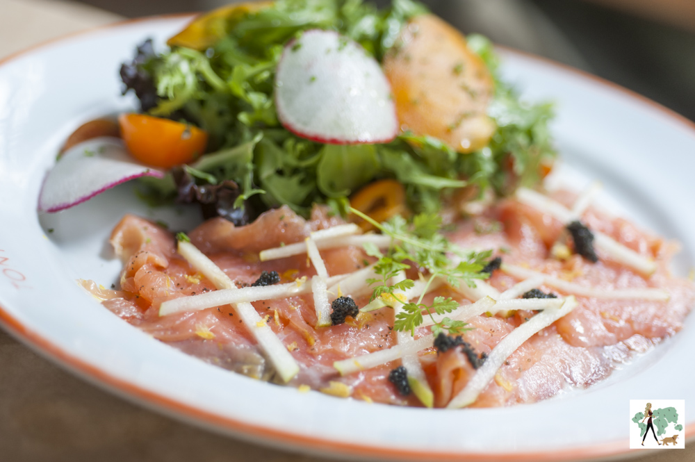 salmão defumado com ovas de lump e salada do restaurante Ton Ton