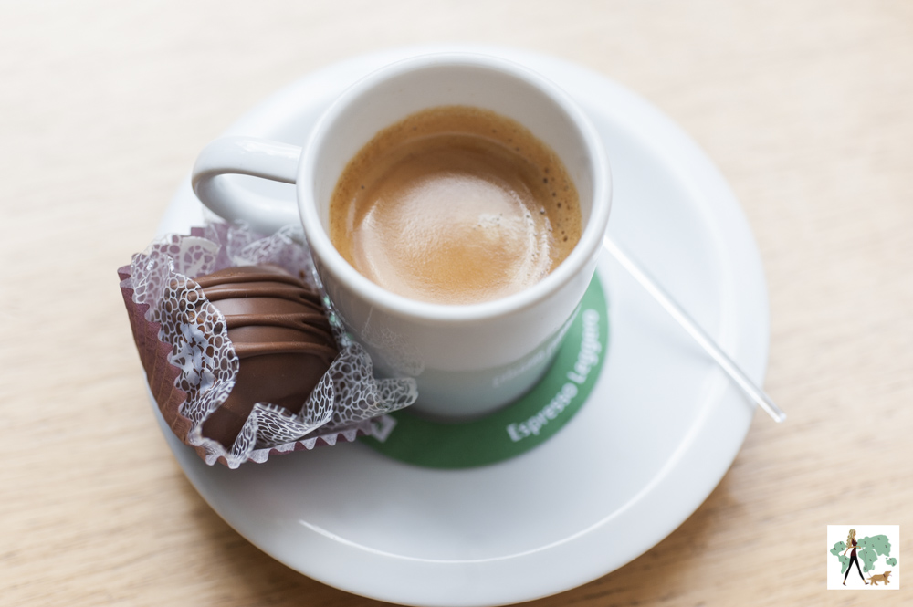 café com pão de mel do restaurante Fritos e Assados