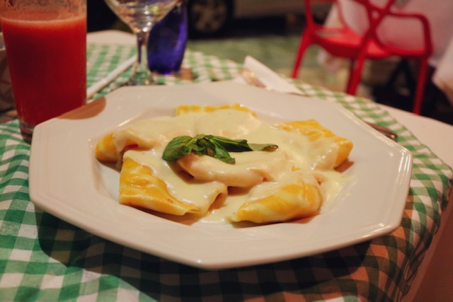 cappelli de queijo brie com damasco ao molho branco aromatizado