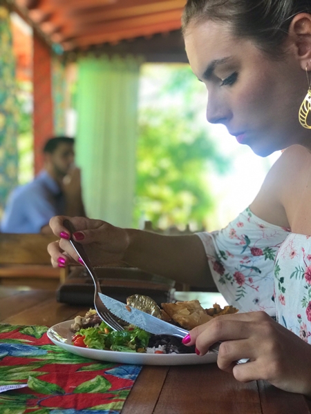 mulher sentada comendo