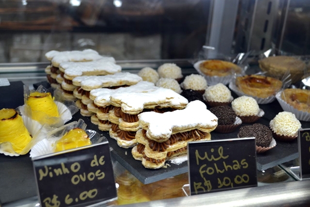 doces expostos na vitrine