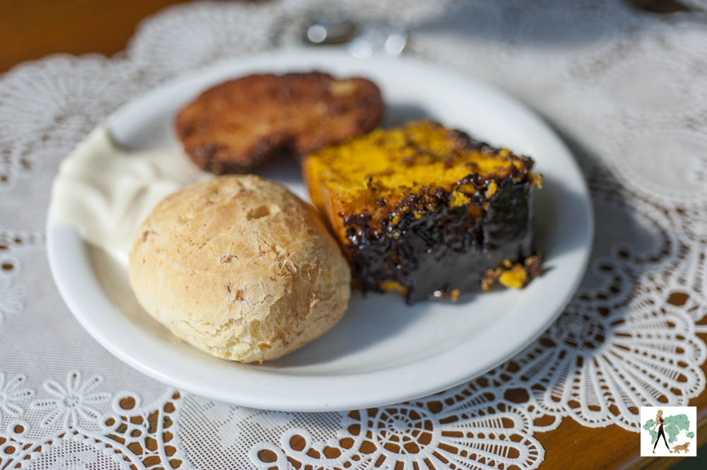 pão de queijo, bolo de chocolate e rabanada