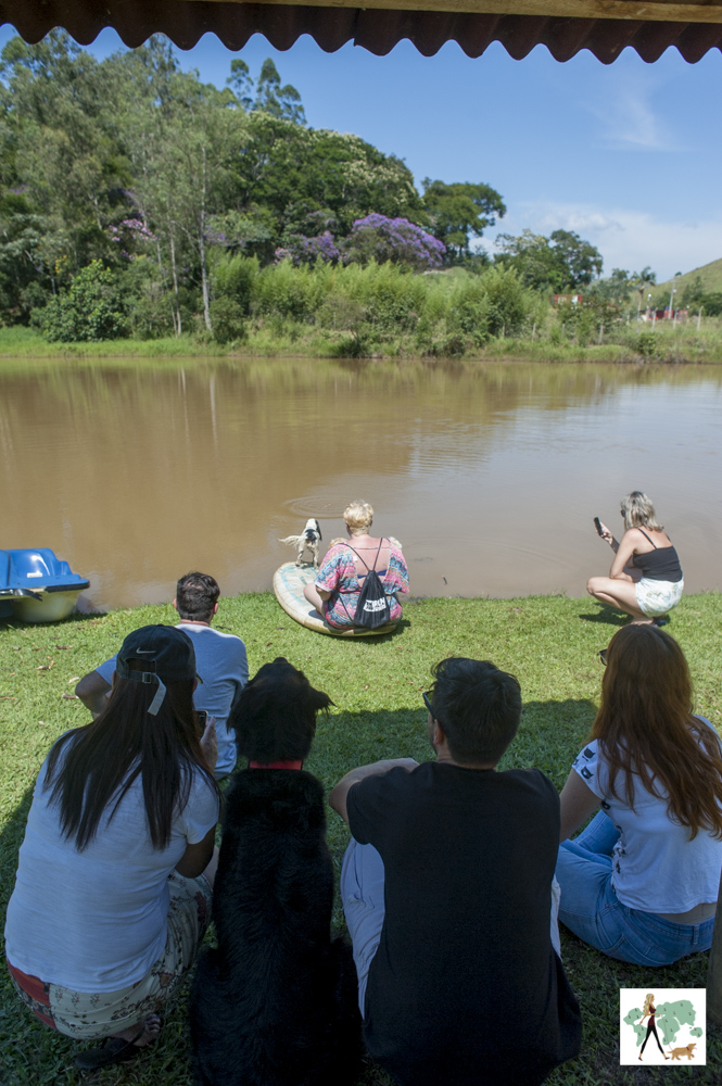 pessoas sentadas na beira do lago da pousada Gaia Viva