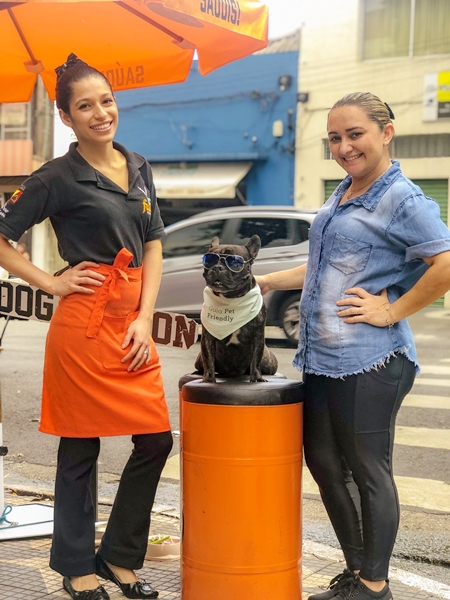 duas mulheres com cachorro