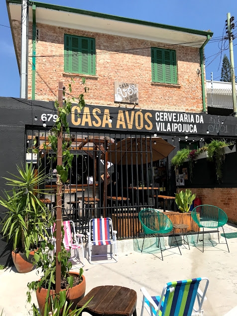 fachada de um bar com cadeiras na calçada