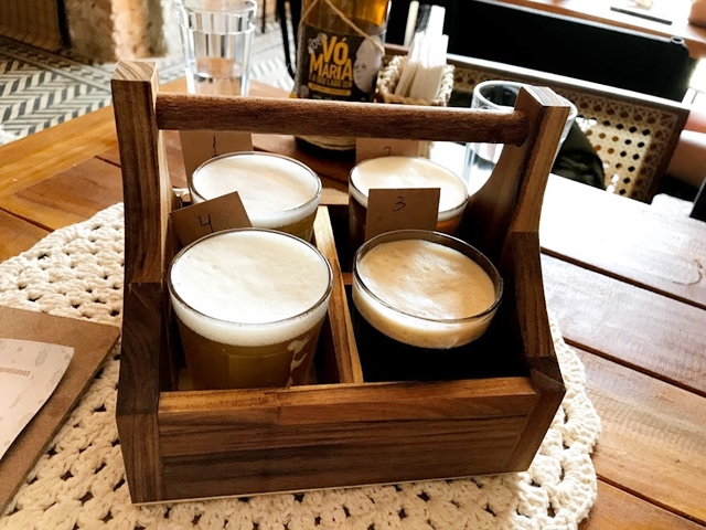 quatro copos de cerveja