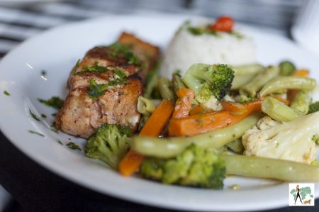 salmão com legumes