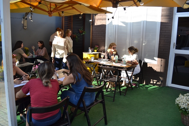 área externa de um restaurante com cadeiras e ombrelones