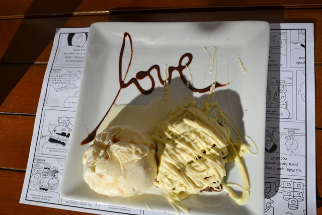 prato com sorvete e brownie