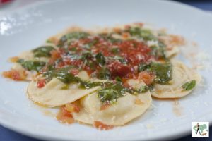 ravioli de muçarela de búfala com pesto