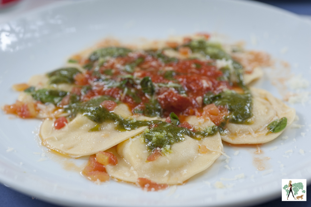 ravioli de muçarela de búfala com pesto