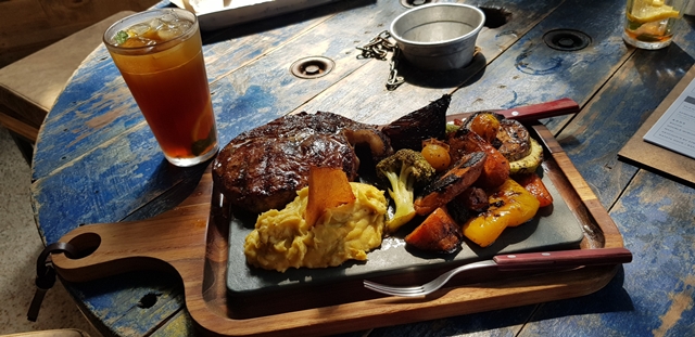 tábua com carne e legumes