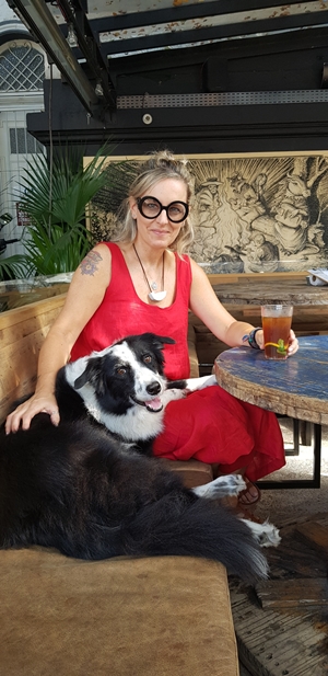 cachorro e mulher sentados em bar