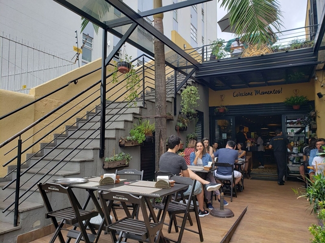 pessoas sentadas em mesas de bar