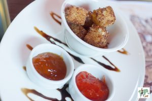 dadinhos de tapioca com geleia de pimenta