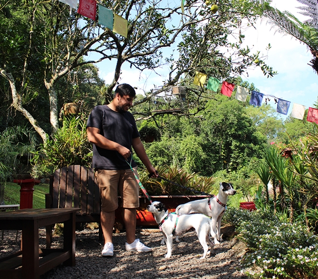 homem com cachorro em restaurante tibetano