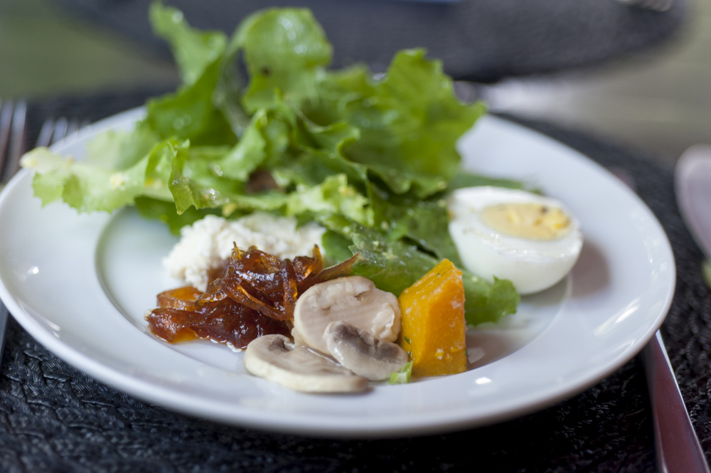 prato de salada com cogumelos alface e ovo