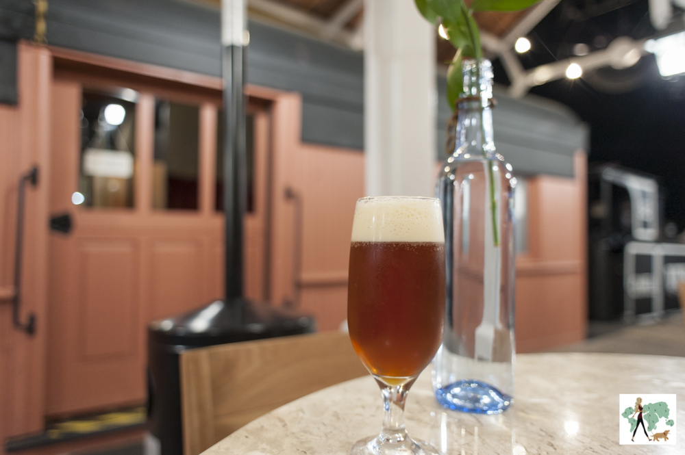 copo de cerveja e trem parado ao fundo